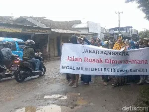 Emak-emak Tabuh Panci dan Alat Masak Protes Jalan Rusak di Sukabumi