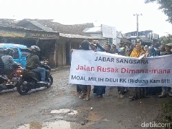 Emak-emak Tabuh Panci dan Alat Masak Protes Jalan Rusak di Sukabumi