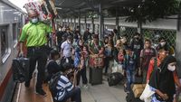 Suasana Arus Balik di Stasiun Pasar Senen
