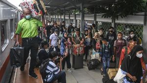 Suasana Arus Balik di Stasiun Pasar Senen