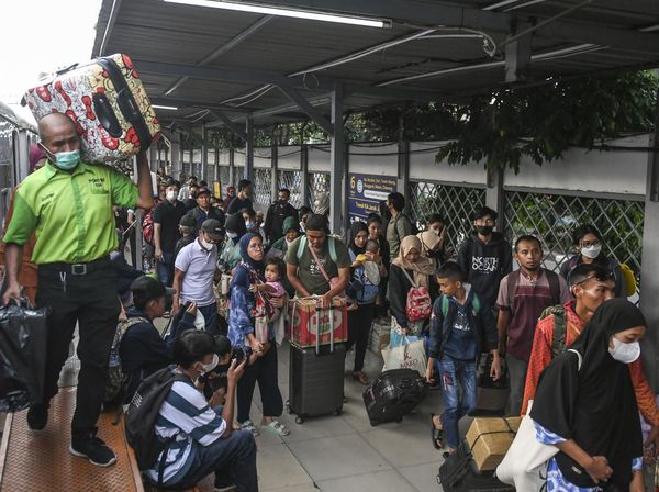 Suasana Arus Balik di Stasiun Pasar Senen