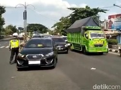Antrean Kendaraan di Simpang Mengkreng-Kertosono Padat Merayap