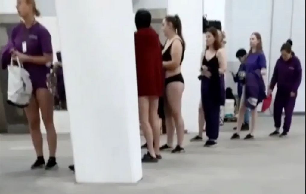 Viral video yang menunjukkan pekerja perempuan dipaksa untuk buka baju guna diperiksa. Aksi ini langsung dikecam.