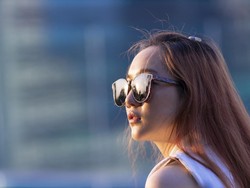 RI Teriknya Ugal-ugalan, Perlukah Kacamata Cengdem untuk Tangkal UV?