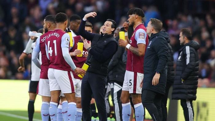 BIRMINGHAM, ENGLAND - APRIL 25: Unai Emery, manager of Aston Villa, issues instructions during the Premier League match between Aston Villa and Fulham FC at Villa Park on April 25, 2023 in Birmingham, England. (Photo by James Gill - Danehouse/Getty Images)