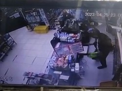 Modus Numpang ke Toliet, Pria di Tanah Laut Rampok Minimarket Pakai Golok