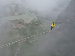 Aksi Pria China Seberangi Lembah dengan Seutas Tali di Atas Ketinggian
