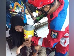 Cerita Paniknya Sang Ibu Saat Kepala Bocah Nyangkut di Kaleng Biskuit