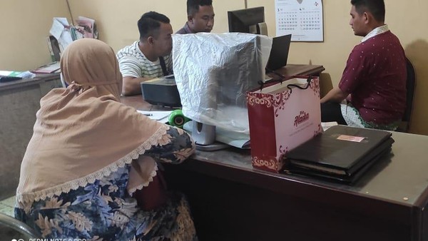 Andi Pangerang Hasanuddin ditemani ibunya saat diperiksa polisi