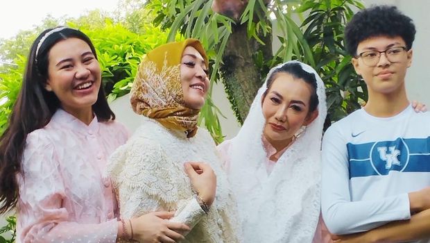 Angelina Sondakh bersama Reza Artamevia, Aaliyah Massaid, dan Keanu Massaid.