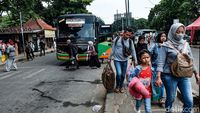 Arus Balik, Pemudik Mulai Berdatangan di Terminal Kampung Rambutan