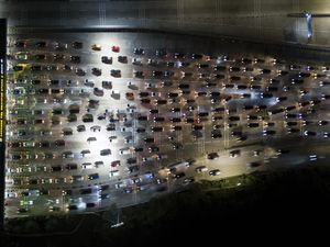 Video: Antrean Kendaraan di GT Cikampek Utama Malam Ini Video: Antrean Kendaraan di GT Cikampek Utama Malam Ini