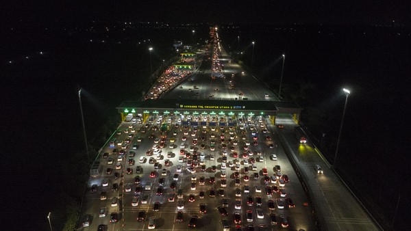 Foto udara antrean sejumlah kendaraan di Gerbang Tol Cikampek Utama 2 di Kabupaten Karawang, Jawa Barat, Selasa (25/4/2023). Lalu lintas arus balik menuju Jakarta pada arus balik H+3 terpantau rami lancar dan pemberlakuan contraflow sampai KM 47 Jakarta-Cikampek hingga pukul 24.00 WIB. ANTARA FOTO/ Fakhri Hermansyah/YU