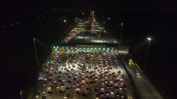 ARUS BALIK TOL CIKAMPEK UTAMA RAMAI LANCAR Foto udara antrean sejumlah kendaraan di Gerbang Tol Cikampek Utama 2 di Kabupaten Karawang, Jawa Barat, Selasa (25/4/2023). Lalu lintas arus balik menuju Jakarta pada arus balik H+3 terpantau rami lancar dan pemberlakuan contraflow sampai KM 47 Jakarta-Cikampek hingga pukul 24.00 WIB. ANTARA FOTO/ Fakhri Hermansyah/YU