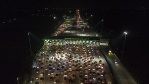 Arus Balik di Tol Cikampek Ramai Lancar pada Selasa Malam
