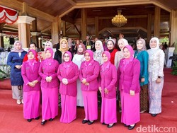 ASN Sumedang Pakai Baju Adat di Hari Pertama Kerja