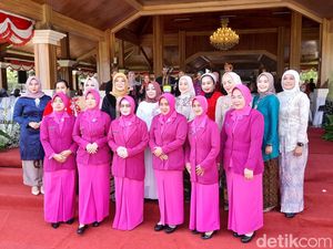 ASN Sumedang Pakai Baju Adat di Hari Pertama Kerja ASN Sumedang Pakai Baju Adat di Hari Pertama Kerja