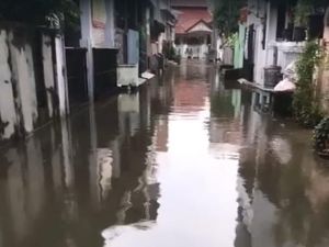 Rawalumbu Bekasi Banjir Usai Hujan Deras, Banyak Motor Mogok