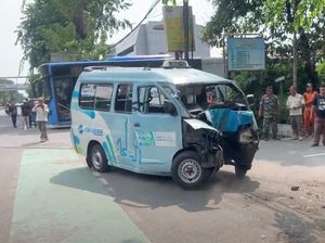 Begini Kondisi Angkot Jaklingko Tabrak Pohon, Bagian Depan Ringsek Begini Kondisi Angkot Jaklingko Tabrak Pohon, Bagian Depan Ringsek