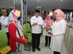 Bupati Ipuk Keliling Tinjau Layanan Publik saat Hari Pertama Kerja