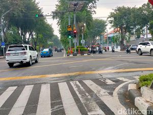 Arus Lalin Surabaya Masih Sepi Hari Pertama Kerja Arus Lalin Surabaya Masih Sepi Hari Pertama Kerja