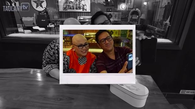 Cukur Rambut hingga Botak Usai Idap Kanker, Nunung Bikin Pegawai Salon Nangis