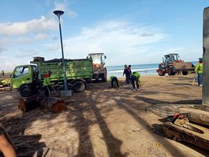 DLHK Angkut 200 Ton Sampah dari 5 Pantai, Masih Ada Saja Kiriman