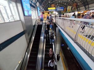 Viral Eskalator di Stasiun Palmerah Bikin Antrean, Dikeluhkan Kerap Mati