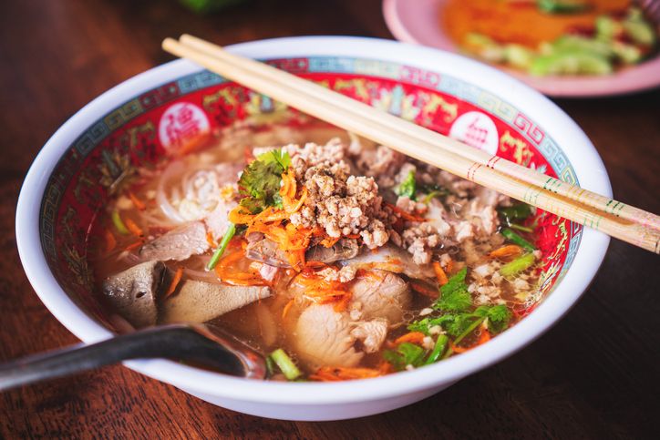 Stop! Cara Pakai Sumpit Ini Ternyata Punya Arti Tak Sopan