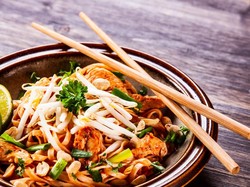 Stop! Cara Pakai Sumpit Ini Ternyata Punya Arti Tak Sopan