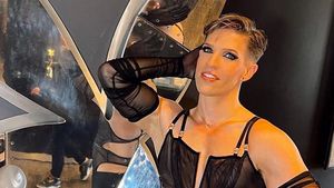 8 Foto Pria Jadi Model Lingerie, Panen Hujatan