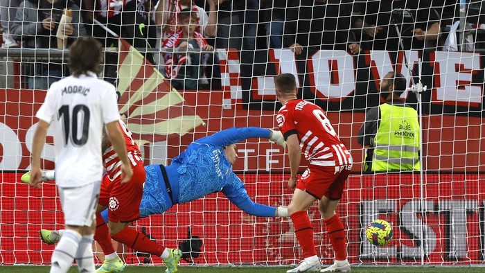 Real Madrids goalkeeper Andriy Lunin dives but fails to save the goal from Gironas Castellanos during the Spanish La Liga soccer match between Girona and Real Madrid at the Montilivi stadium in Girona, Spain, Tuesday, April 25, 2023. (AP Photo/Joan Monfort)