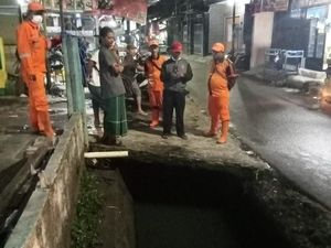 Viral Motor Terperosok Got Tergenang di Kramat Jati Jaktim, Bahaya!