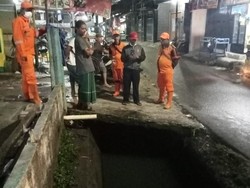 Viral Motor Terperosok Got Tergenang di Kramat Jati Jaktim, Bahaya!