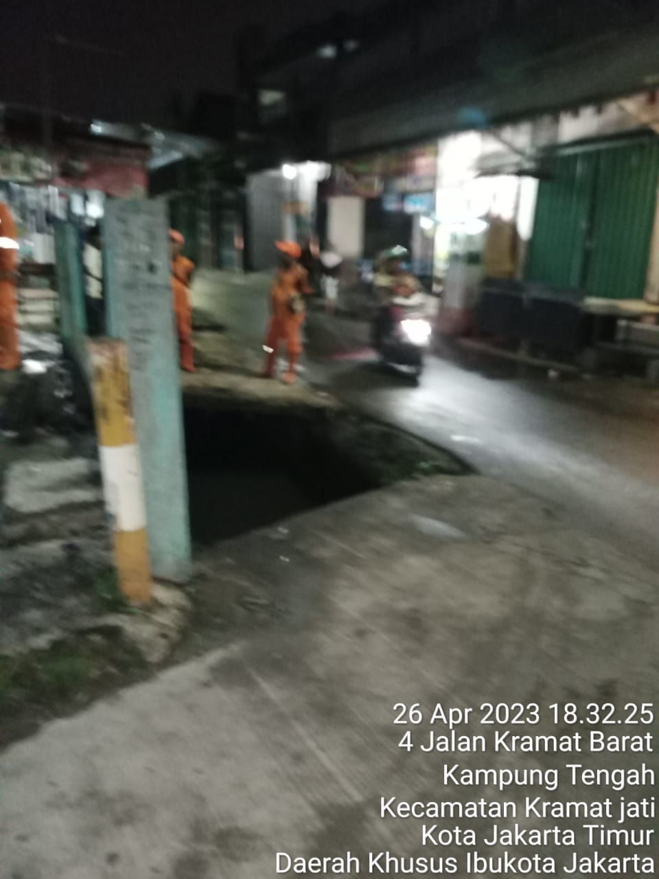 Got terbuka yang berbahaya dan bikin terperosok pemotor di Jl Kramat Tengah, Kampung Tengah, Kramat Jati, Jaktim. (Dok Kelurahan Kampung Tengah)