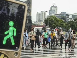 Hiruk Pikuk Hari Pertama Kerja Usai Cuti Lebaran Hiruk Pikuk Hari Pertama Kerja Usai Cuti Lebaran