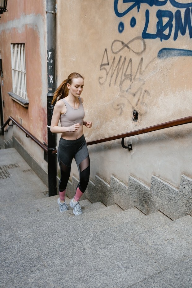 Ilustrasi olahraga naik turun tangga Foto: Peels.com / Mart-Production Ilustrasi olahraga naik turun tangga Foto: Peels.com / Mart-Production