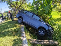 Innova Nyungsep ke Parit gegara Hindari Pesepeda, 4 Orang Terluka