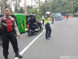 Elf Muat 18 Wisatawan Terguling di Sarangan gegara Rem Blong, 9 Orang Terluka