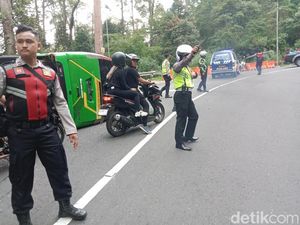 Elf Muat 18 Wisatawan Terguling di Sarangan gegara Rem Blong, 9 Orang Terluka Elf Muat 18 Wisatawan Terguling di Sarangan gegara Rem Blong, 9 Orang Terluka