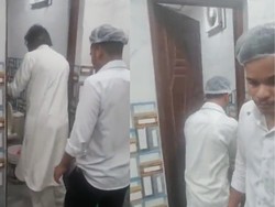 Jijik! Pegawai Resto Ini Ketahuan Cuci Beras di Ember Kamar Mandi