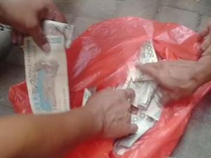 Kisah Kakek Simpan Duit Lebih dari Rp 100 Juta di Bawah Kasur-Dalam Ember Kisah Kakek Simpan Duit Lebih dari Rp 100 Juta di Bawah Kasur-Dalam Ember
