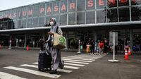 Potret Stasiun Pasar Senen di Hari Pertama Kerja