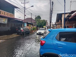 Diguyur Hujan Deras, Jalan Puri Medan Banjir