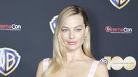 Gaya Barbie Margot Robbie di CinemaCon 2023