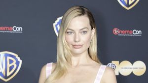 Gaya Barbie Margot Robbie di CinemaCon 2023
