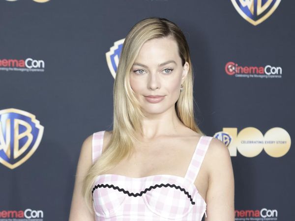 Gaya Barbie Margot Robbie di CinemaCon 2023
