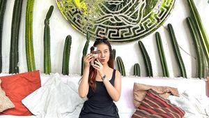 Potret Mayang, Adik Vanessa Angel yang Hobi Nongkrong di Kafe
