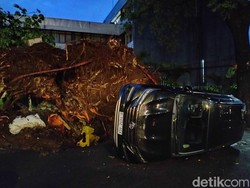 Mobil Terguling gegara Pohon Tumbang di Dago Bandung