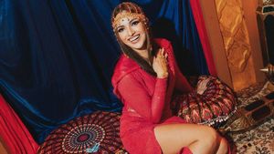7 Pose Nia Ramadhani Bergaya Timur Tengah Berujung Panen Kritikan